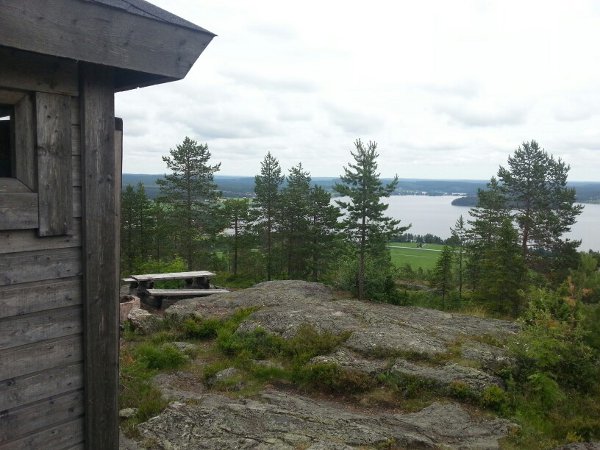 Utsikt från Tavelsjöbergets rastplats ner mot Tavelsjön. Högsta punkten på Tavelsjöleden.